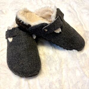 Unbranded women’s fur lined clogs